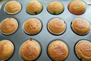 Desert briose cu capsuni, crema mascarpone cu frisca si lime