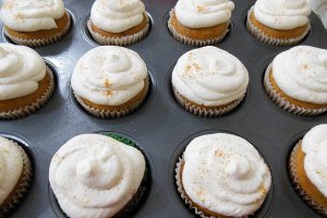 Desert briose cu capsuni, crema mascarpone cu frisca si lime