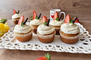Desert briose cu capsuni, crema mascarpone cu frisca si lime