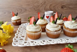 Desert briose cu capsuni, crema mascarpone cu frisca si lime