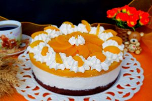 Desert tort cu blat de cacao, crema cu mascarpone si jeleu de piersici