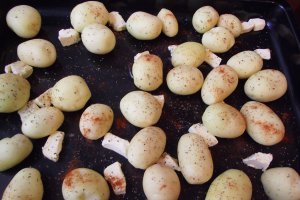 Chiftele de pui si cartofi noi in sos de rosii la cuptor