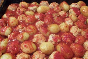 Chiftele de pui si cartofi noi in sos de rosii la cuptor