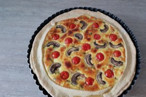 Aperitiv tarta cu branza, carnati si ciuperci