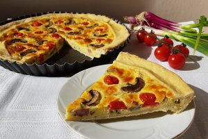 Aperitiv tarta cu branza, carnati si ciuperci