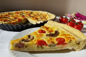 Aperitiv tarta cu branza, carnati si ciuperci