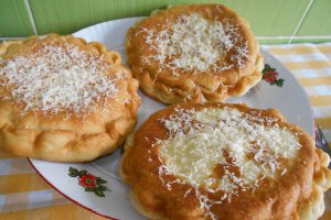 Langosi cu branza de burduf si marar