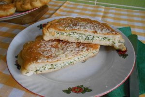 Langosi cu branza de burduf si marar