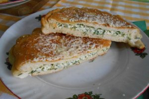 Langosi cu branza de burduf si marar