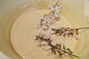 Desert gogosi cu flori de salcam