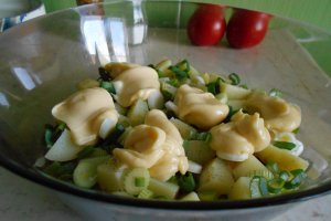 Salata de cartofi, cu ceapa verde si maioneza
