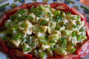 Salata de cartofi, cu ceapa verde si maioneza