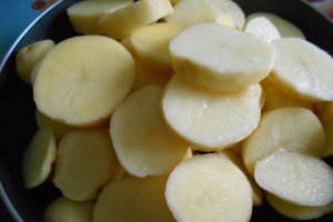 Cartofi noi la cuptor, cu chiftelute si cascaval