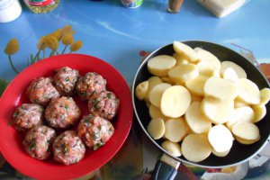 Cartofi noi la cuptor, cu chiftelute si cascaval
