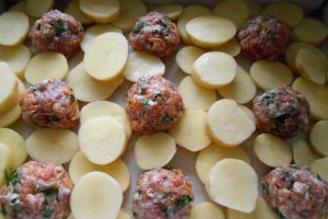 Cartofi noi la cuptor, cu chiftelute si cascaval