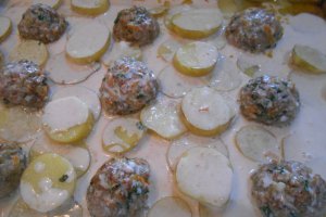 Cartofi noi la cuptor, cu chiftelute si cascaval
