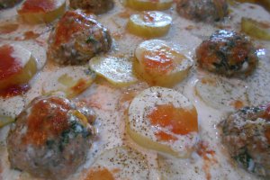 Cartofi noi la cuptor, cu chiftelute si cascaval