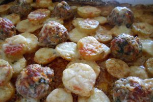 Cartofi noi la cuptor, cu chiftelute si cascaval