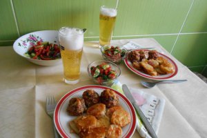 Cartofi noi la cuptor, cu chiftelute si cascaval