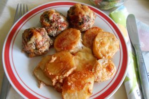 Cartofi noi la cuptor, cu chiftelute si cascaval