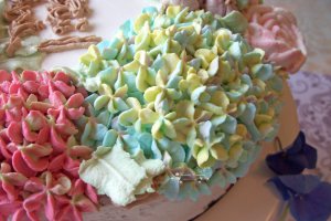 Desert tort cu hortensii si trandafiri de ceai