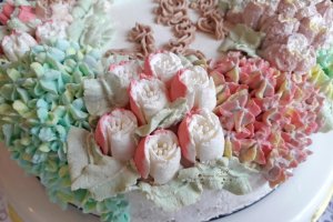 Desert tort cu hortensii si trandafiri de ceai