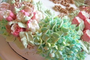 Desert tort cu hortensii si trandafiri de ceai