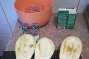 Vinete umplute cu carne tocata de pui