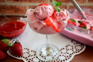 Desert inghetata de capsuni servita cu jeleu de capsuni