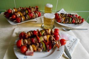 Frigarui de porc la gratar, cu legume asortate