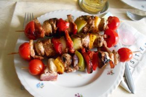 Frigarui de porc la gratar, cu legume asortate