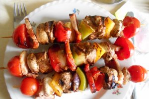 Frigarui de porc la gratar, cu legume asortate