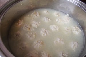 Perisoare de pui cu tortelloni in sos de legume