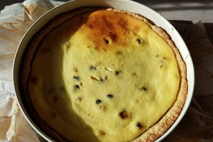 Desert pasca cu branza, merisoare, stafide si glazura de ciocolata