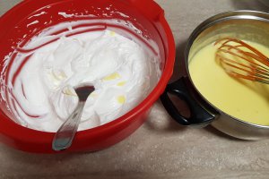 Desert tarta cu capsuni si crema bavareza de vanilie