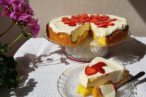 Desert tarta cu capsuni si crema bavareza de vanilie