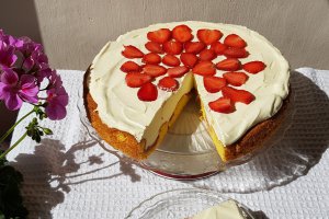 Desert tarta cu capsuni si crema bavareza de vanilie