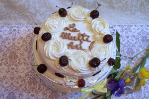 Desert tort cu trandafiri, amaretto si cirese