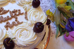 Desert tort cu trandafiri, amaretto si cirese