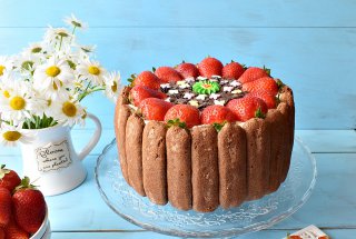 Desert tort diplomat cu capsuni