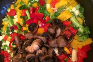 Aperitiv quiche cu carne de porc, verdeturi si oua de bibilica