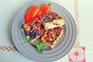 Aperitiv quiche cu carne de porc, verdeturi si oua de bibilica