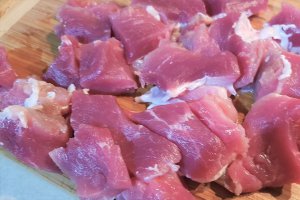 Chiftele de vita marinate in sos de rosii