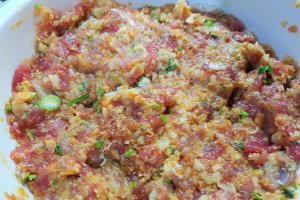Chiftele de vita marinate in sos de rosii