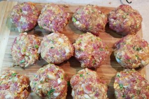 Chiftele de vita marinate in sos de rosii