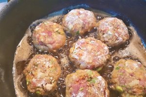 Chiftele de vita marinate in sos de rosii