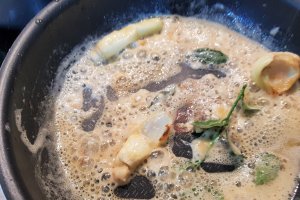 Chiftele de vita marinate in sos de rosii
