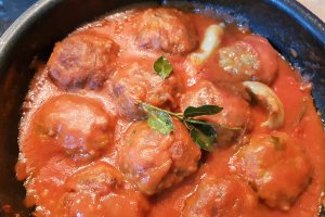 Chiftele de vita marinate in sos de rosii