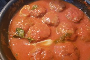 Chiftele de vita marinate in sos de rosii