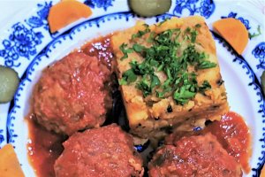 Chiftele de vita marinate in sos de rosii